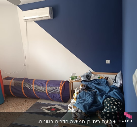 קיר צבוע בכחול ולבן עם מזגן מותקן